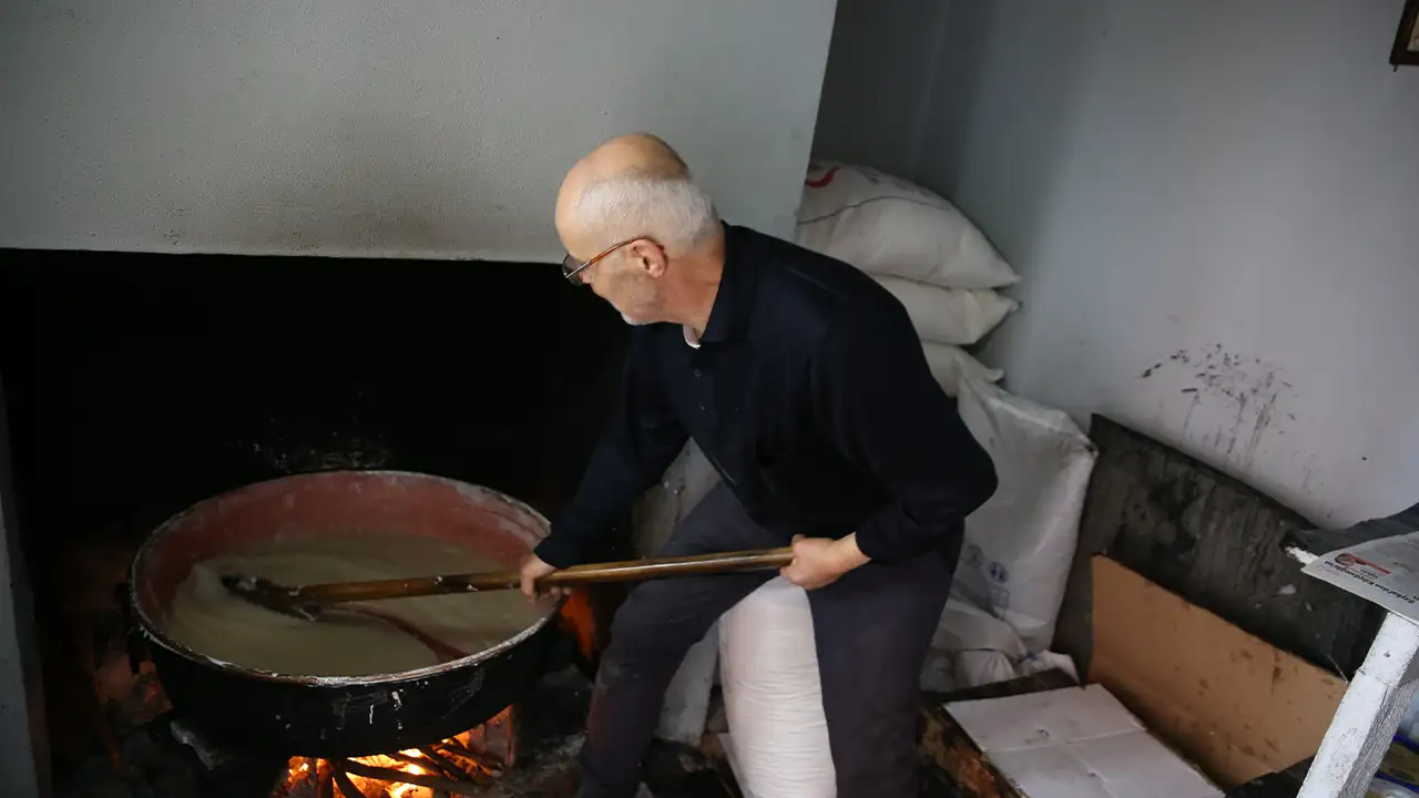 ordunun-tescilli-lezzeti-gurbetcilerin-gozdesi-oldu-30-yildir-helva-kavuruyorlar