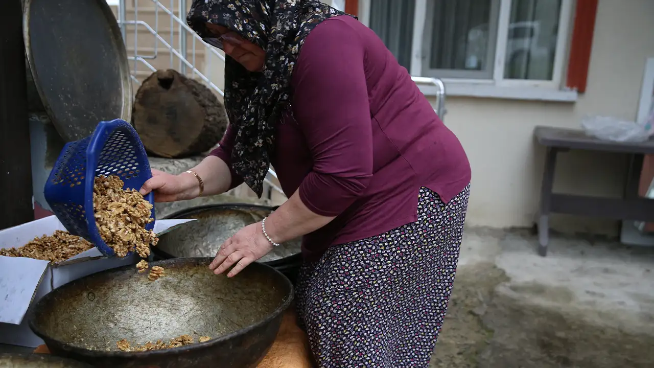 ordunun-tescilli-lezzeti-gurbetcilerin-gozdesi-oldu-30-yildir-helva-kavuruyorlar