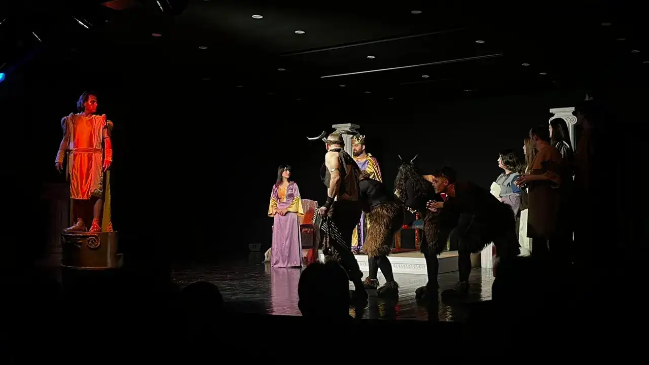 trabzon-trafik-tiyatro-ekibi-sahnede-buyuledi-turne-oncesi-duygusal-veda