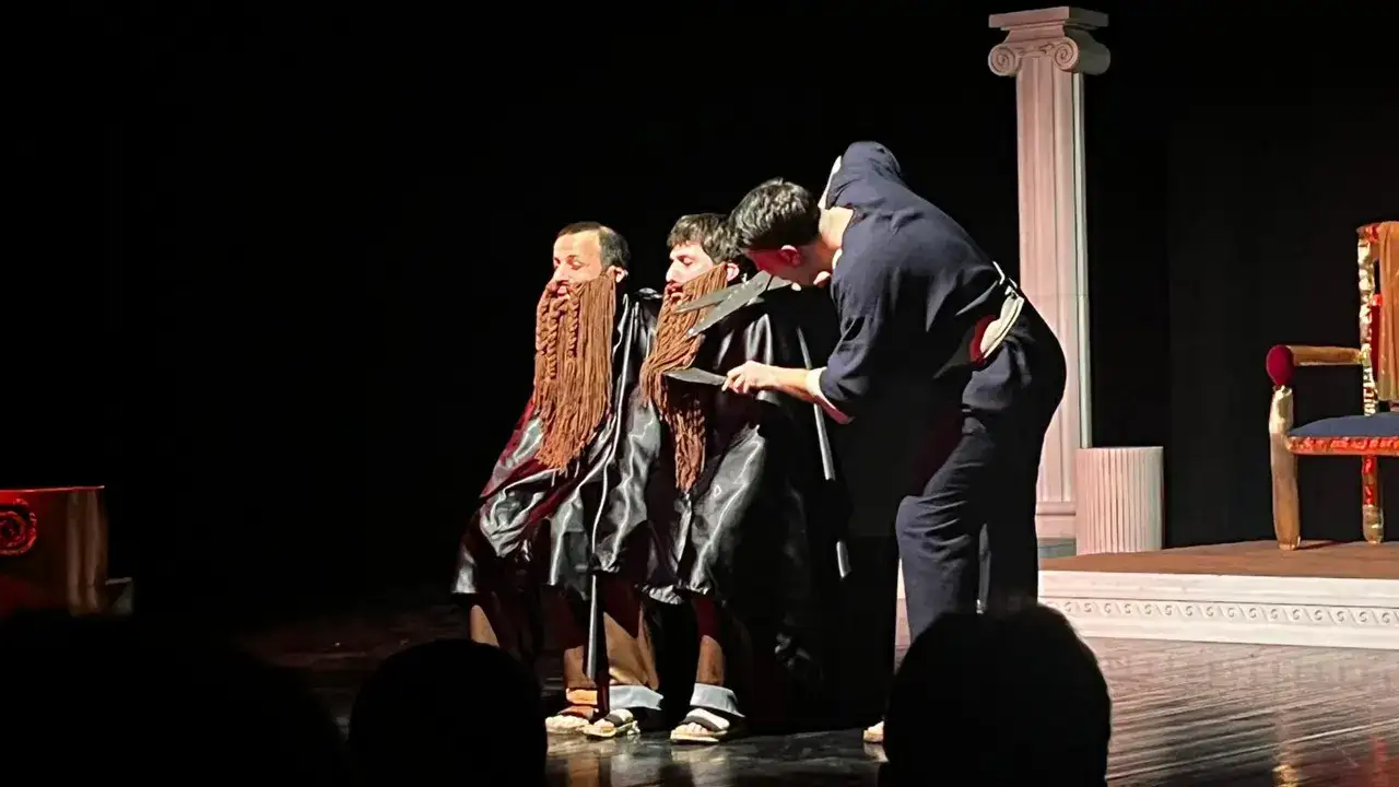 trabzon-trafik-tiyatro-ekibi-sahnede-buyuledi-turne-oncesi-duygusal-veda