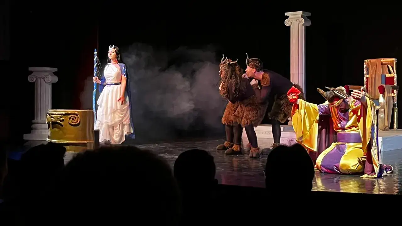 trabzon-trafik-tiyatro-ekibi-sahnede-buyuledi-turne-oncesi-duygusal-veda