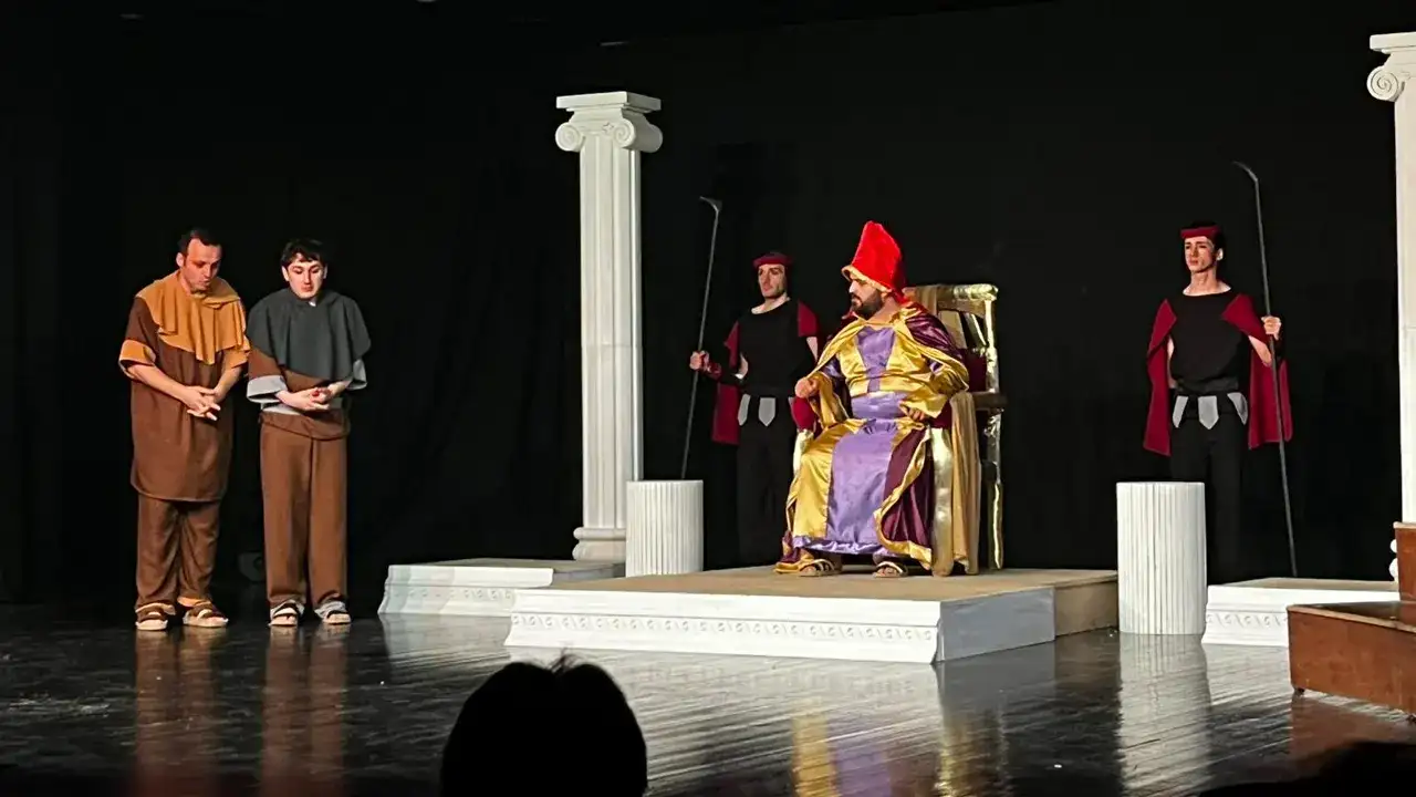 trabzon-trafik-tiyatro-ekibi-sahnede-buyuledi-turne-oncesi-duygusal-veda