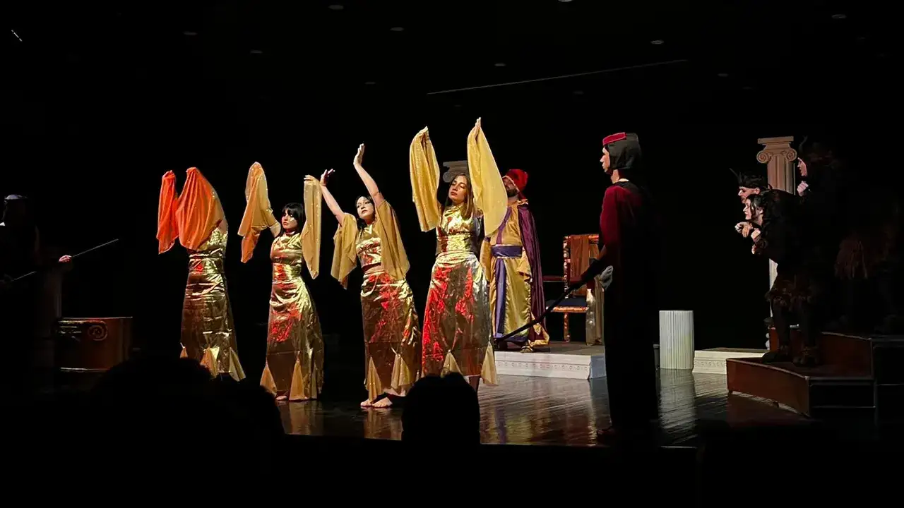 trabzon-trafik-tiyatro-ekibi-sahnede-buyuledi-turne-oncesi-duygusal-veda