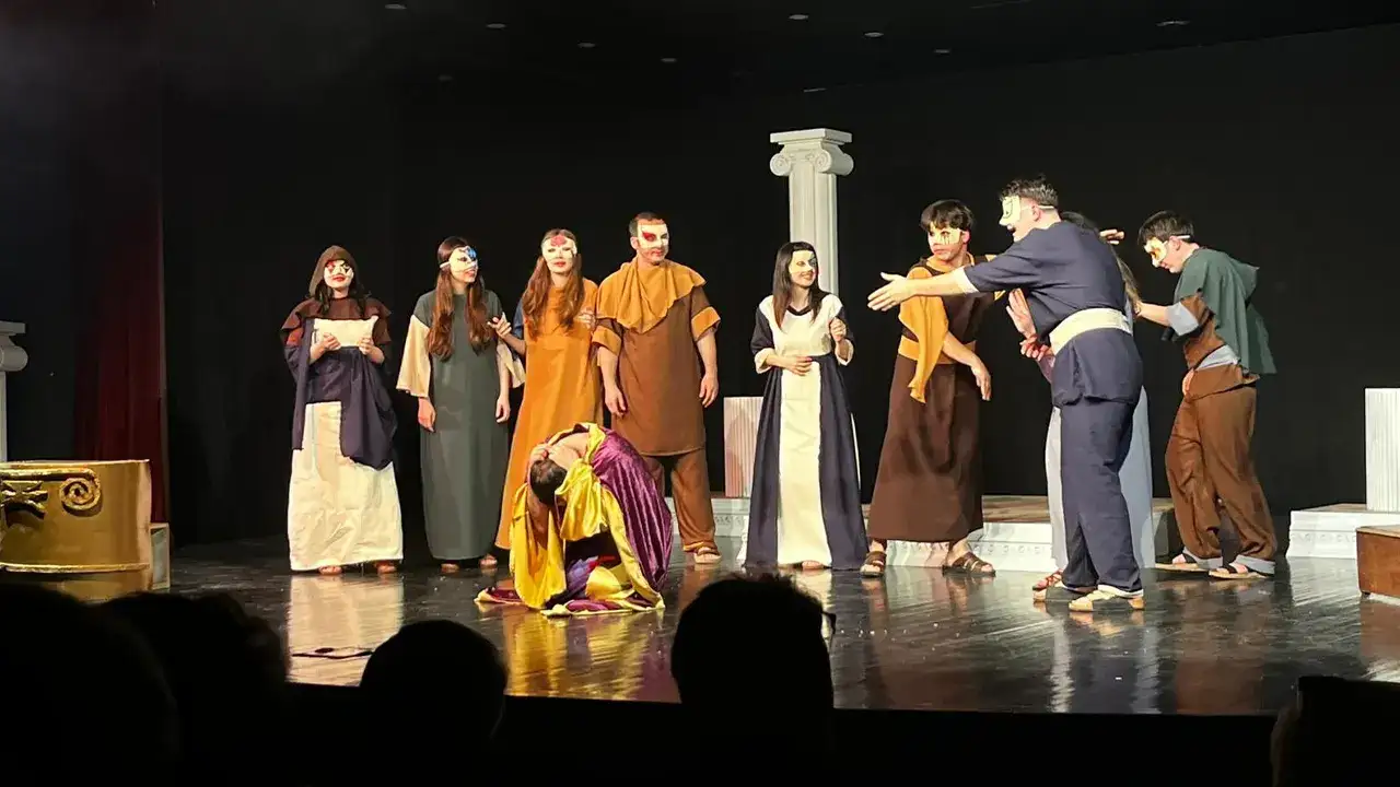 trabzon-trafik-tiyatro-ekibi-sahnede-buyuledi-turne-oncesi-duygusal-veda