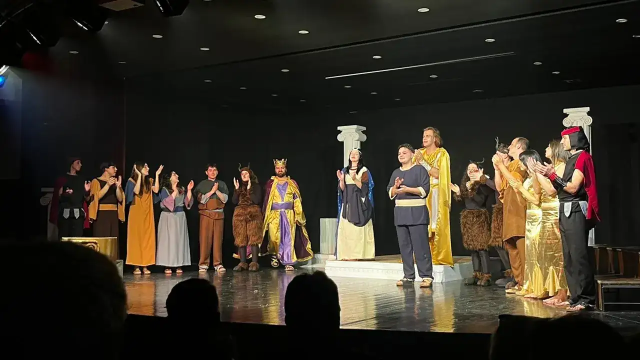 trabzon-trafik-tiyatro-ekibi-sahnede-buyuledi-turne-oncesi-duygusal-veda