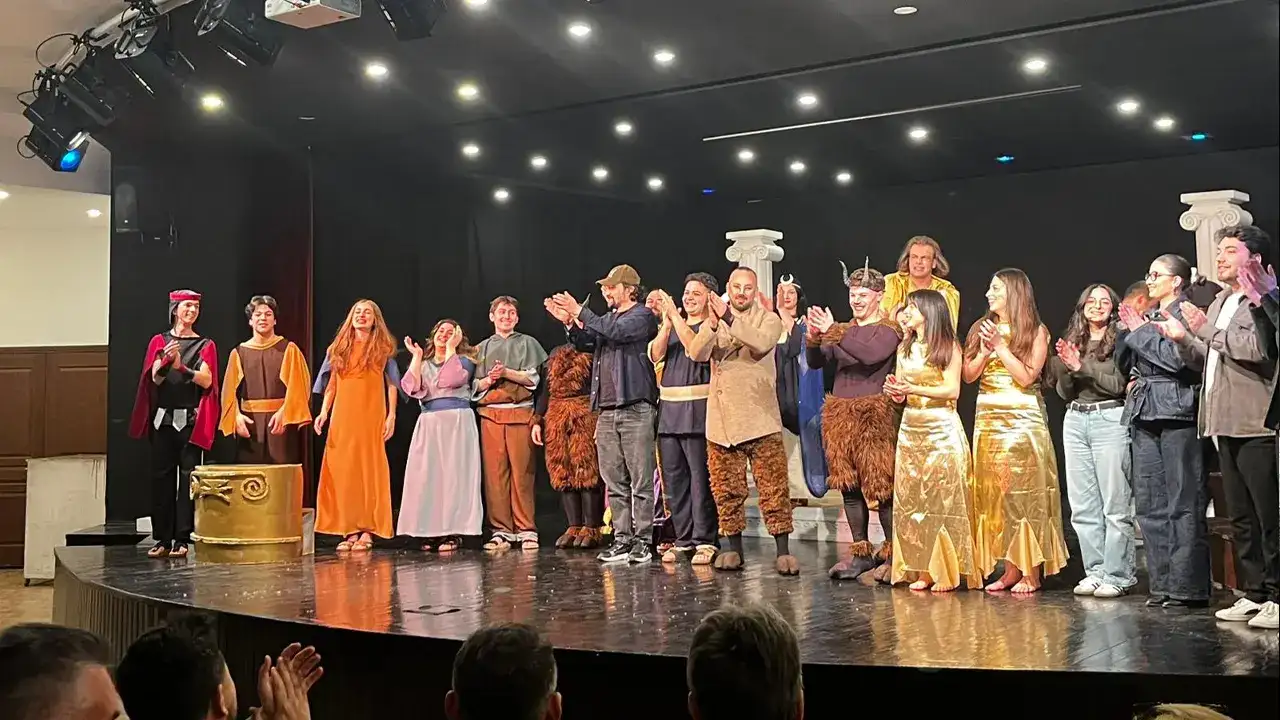 trabzon-trafik-tiyatro-ekibi-sahnede-buyuledi-turne-oncesi-duygusal-veda