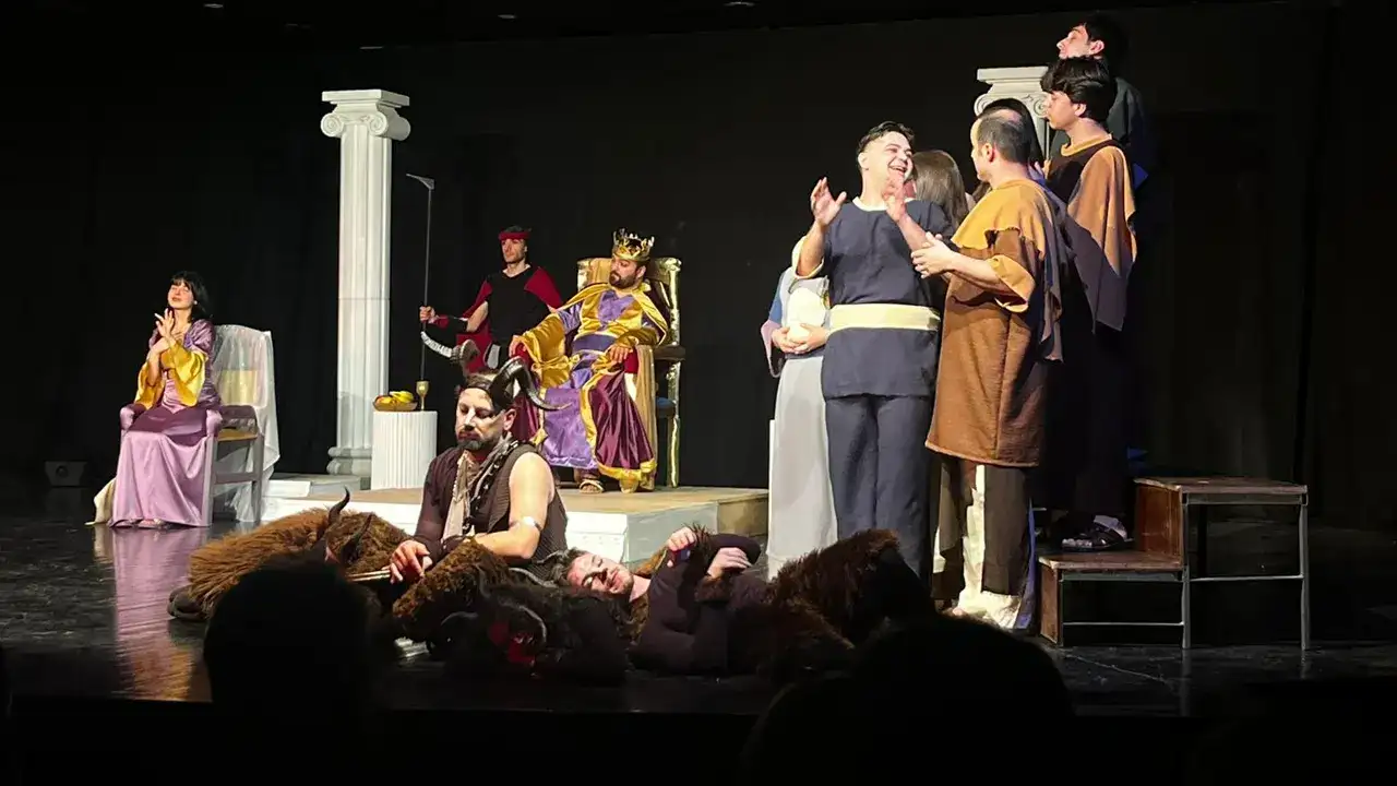 trabzon-trafik-tiyatro-ekibi-sahnede-buyuledi-turne-oncesi-duygusal-veda