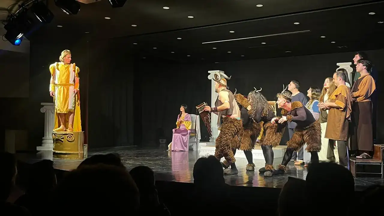 trabzonda-sahne-krizi-tiyatrocular-turneye-mecbur-kaldi