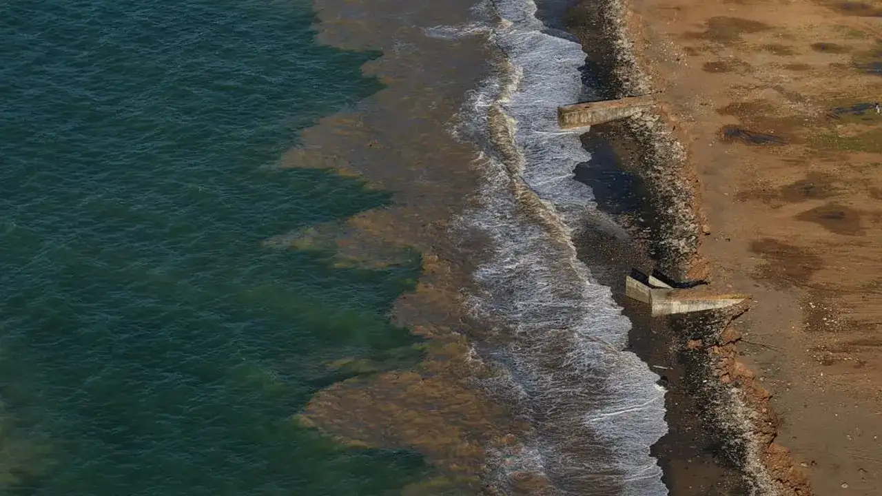 trabzonda-firtina-sahili-vurdu-kiyilar-camura-bulandi