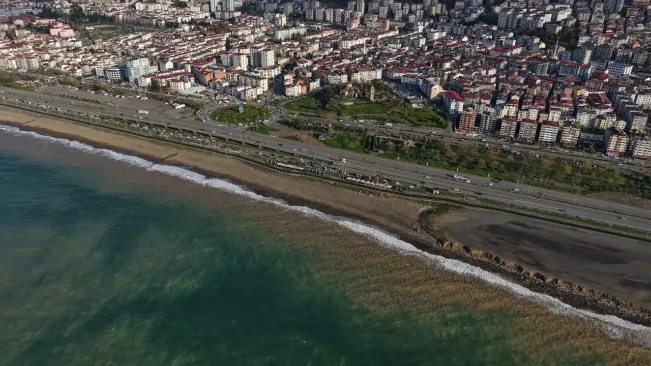 trabzonda-firtina-sahili-vurdu-kiyilar-camura-bulandi