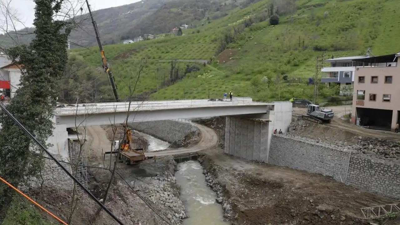 akcaabatta-3-mahalleyi-baglayan-koprude-sona-gelindi