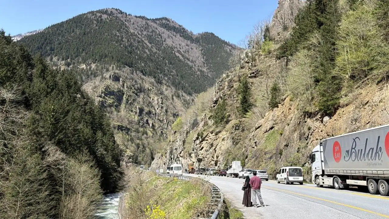 caykara-uzungol-karayoluna-kaya-dustu