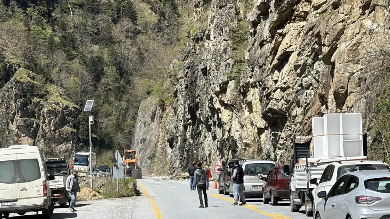 caykara-uzungol-karayoluna-kaya-dustu