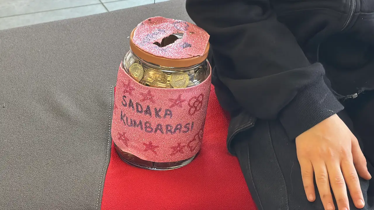 rizede-minik-berradan-ornek-davranis-harcliklarini-sehit-ailelerine-bagisladi