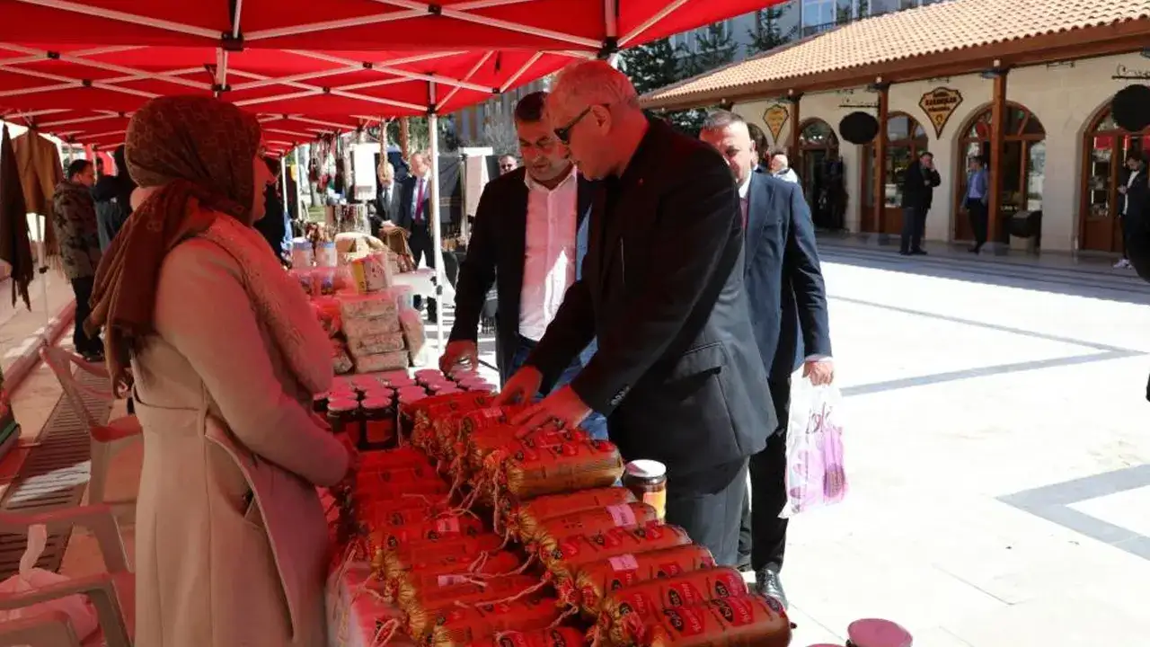 bayburtta-turizm-haftasina-yoresel-urun-stantlari-damga-vurdu