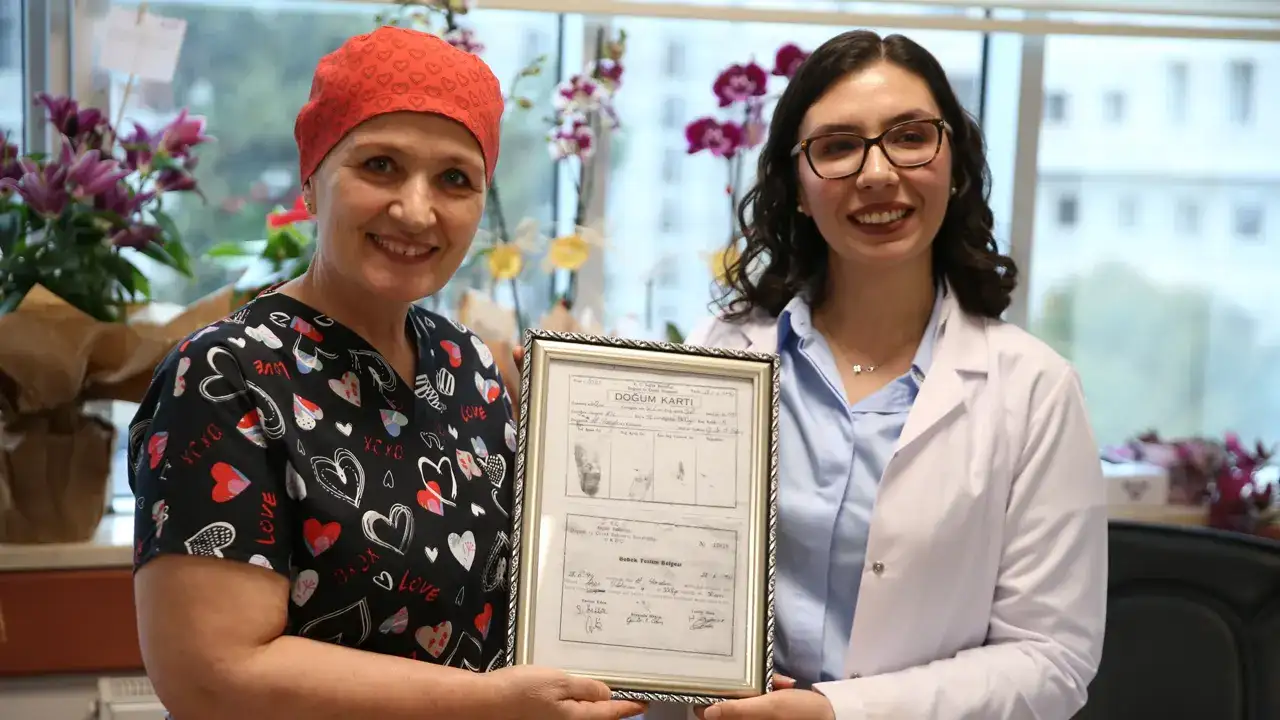 dogdugu-hastaneye-doktor-olarak-dondu-annesiyle-ayni-yerde-gorev-yapiyor