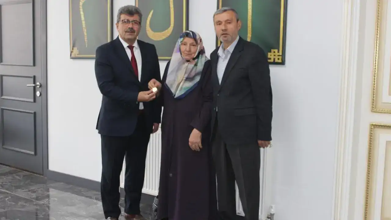 65-yillik-hatirasini-bagisladi-fikriye-nineden-ornek-davranis