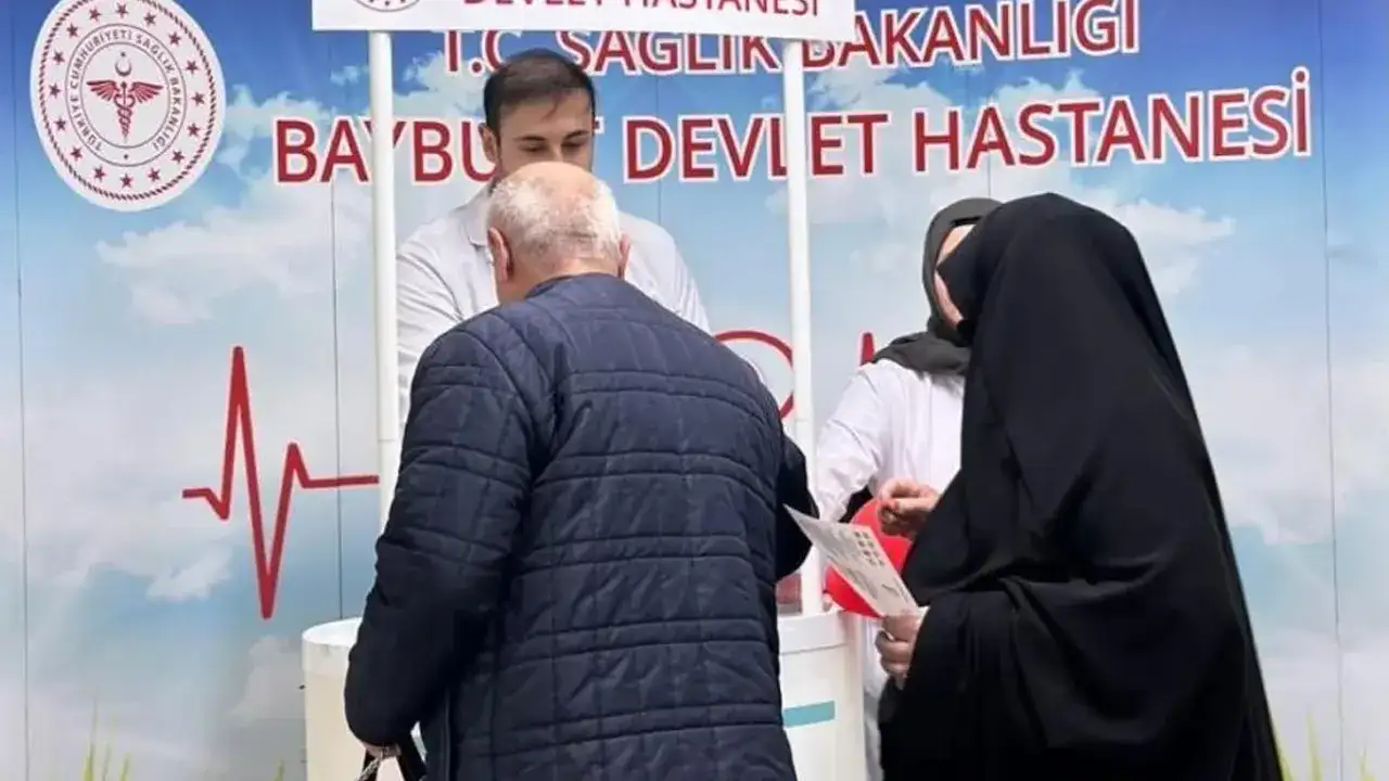 bayburtta-kalp-sagligi-haftasi-kapsaminda-bilgilendirme-standi-kuruldu