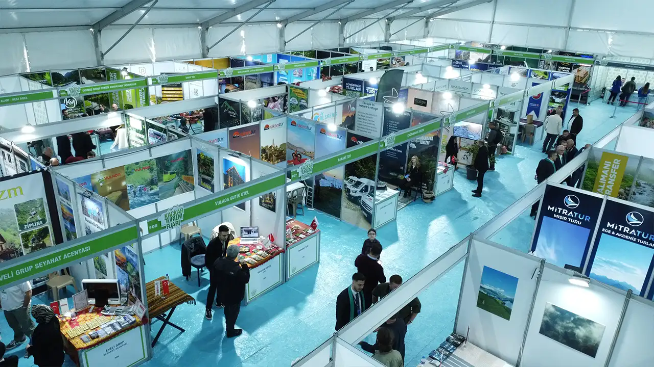 rize-ve-artvin-valiligi-onculugunde-ilk-kez-duzenlenen-uluslararasi-kackar-turizm-fuari-tamamlandi-fuarda-yuzlerce-sektor-temsilcisi-bir-araya-gelerek-bolgenin-turizm-potansiyelini-degerlendirdi