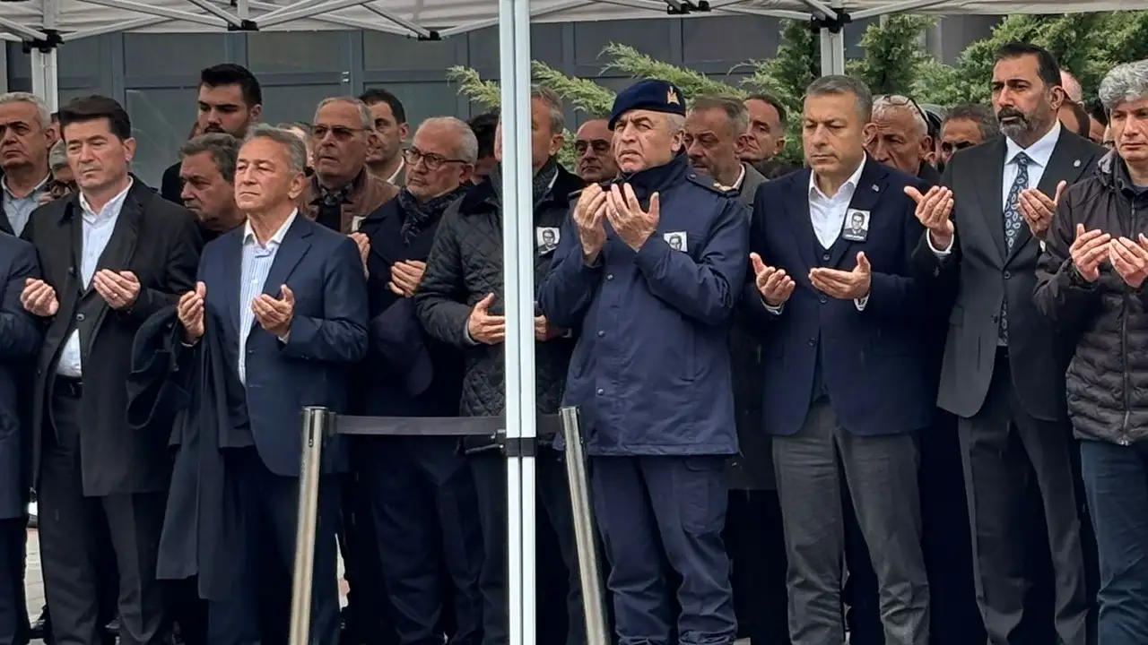 trabzonsporun-unutulmaz-ismi-atay-aktug-icin-veda-toreni-duzenlendi