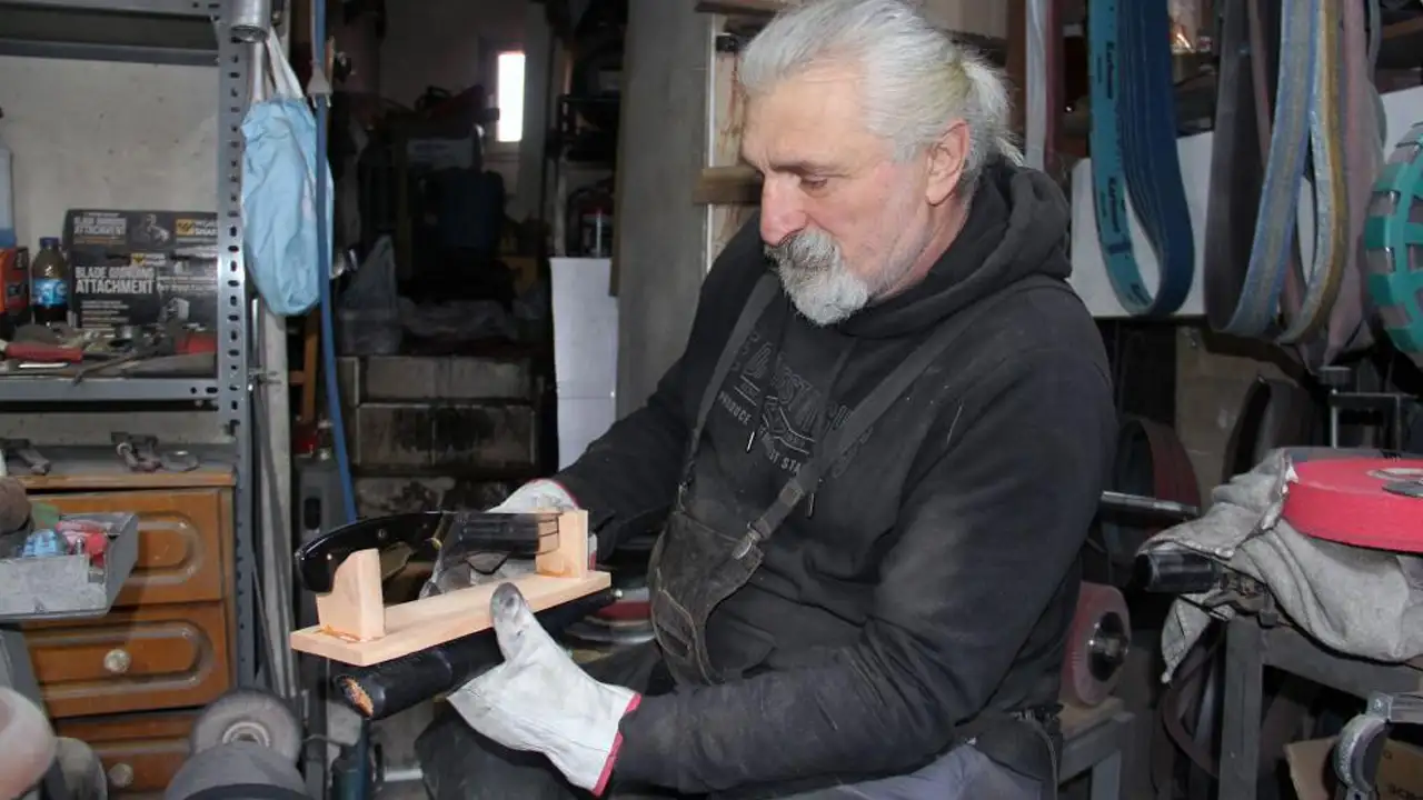 40-yasinda-cirak-oldu-giresunun-bicak-mirasini-yasatiyor