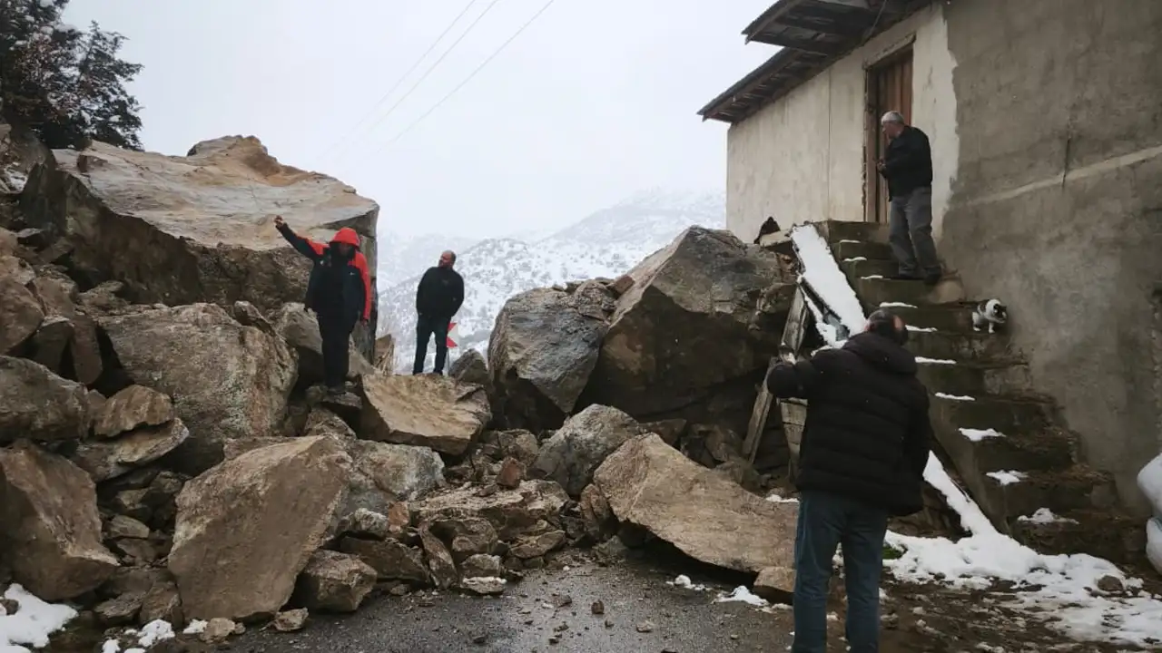 gumushanede-heyelan-3-ev-bosaltildi-yol-kapandi