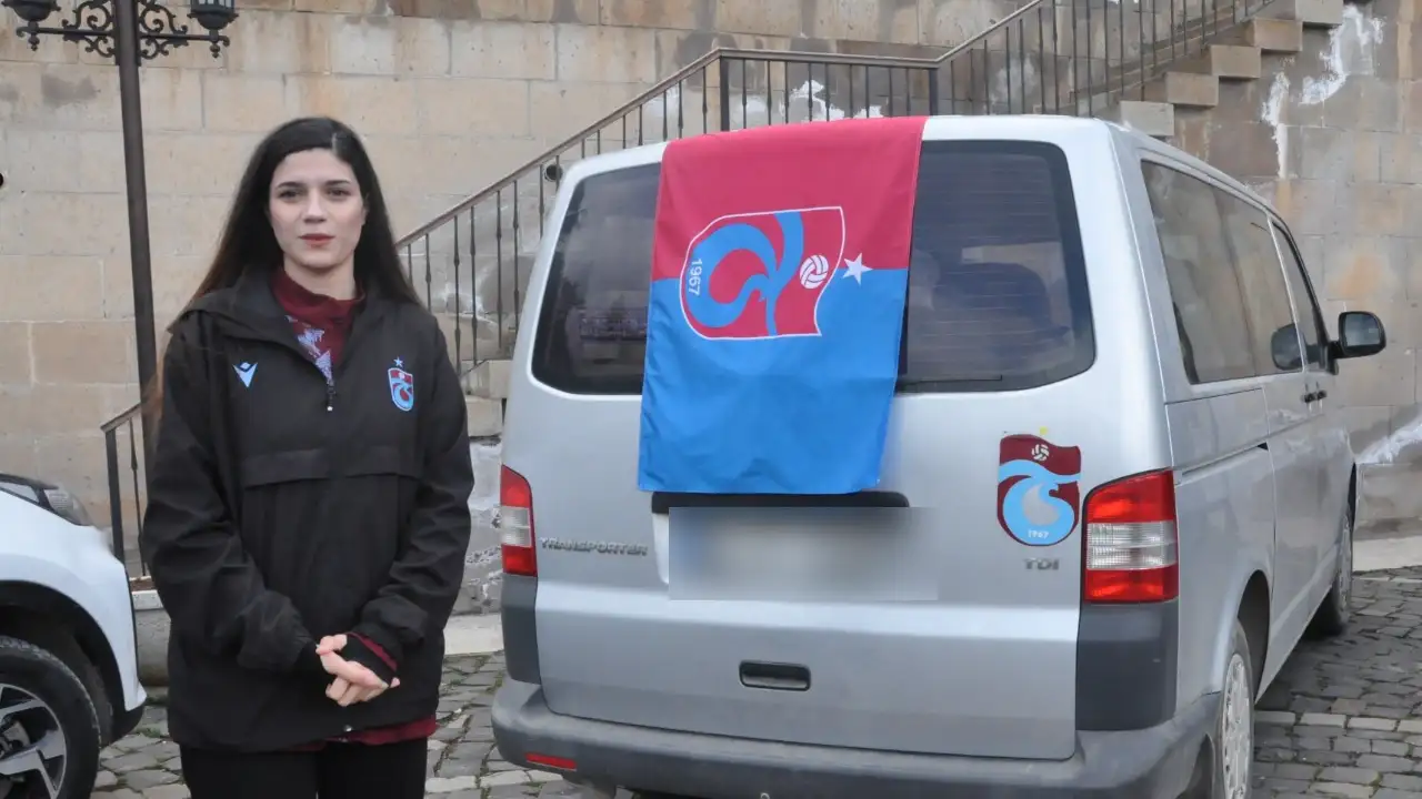 kardes-sehir-marasta-dogustan-fanatik-trabzonsporlu-resim-ogretmeni