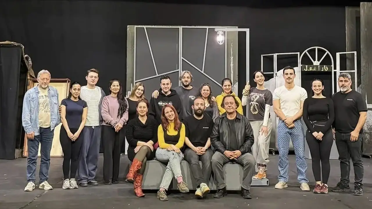 trabzon-devlet-tiyatrosu-insanciklar-ile-gumushanede-sahnede