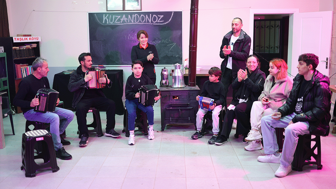 rizede-8-yasindaki-kuzey-yilmaz-armonikle-kulturu-yasatiyor