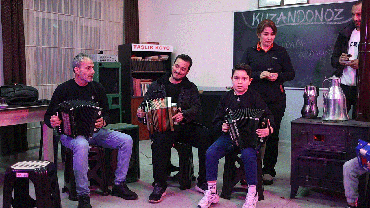 rizede-8-yasindaki-kuzey-yilmaz-armonikle-kulturu-yasatiyor