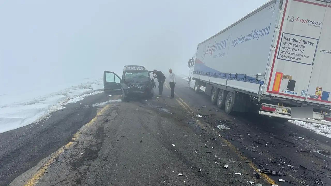 sisli-yolda-olumune-sollama-2-kisi-aracta-sikisti