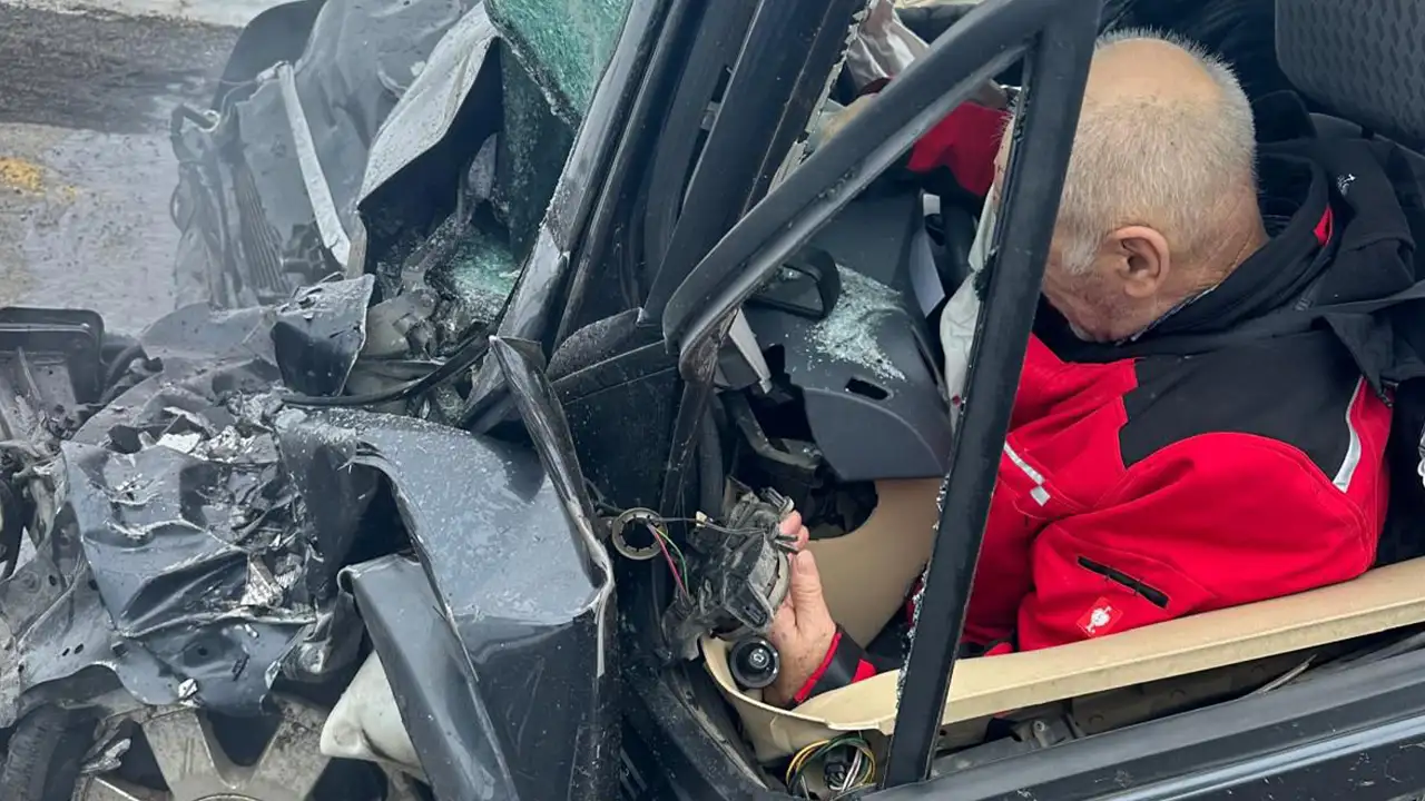 sisli-yolda-olumune-sollama-2-kisi-aracta-sikisti