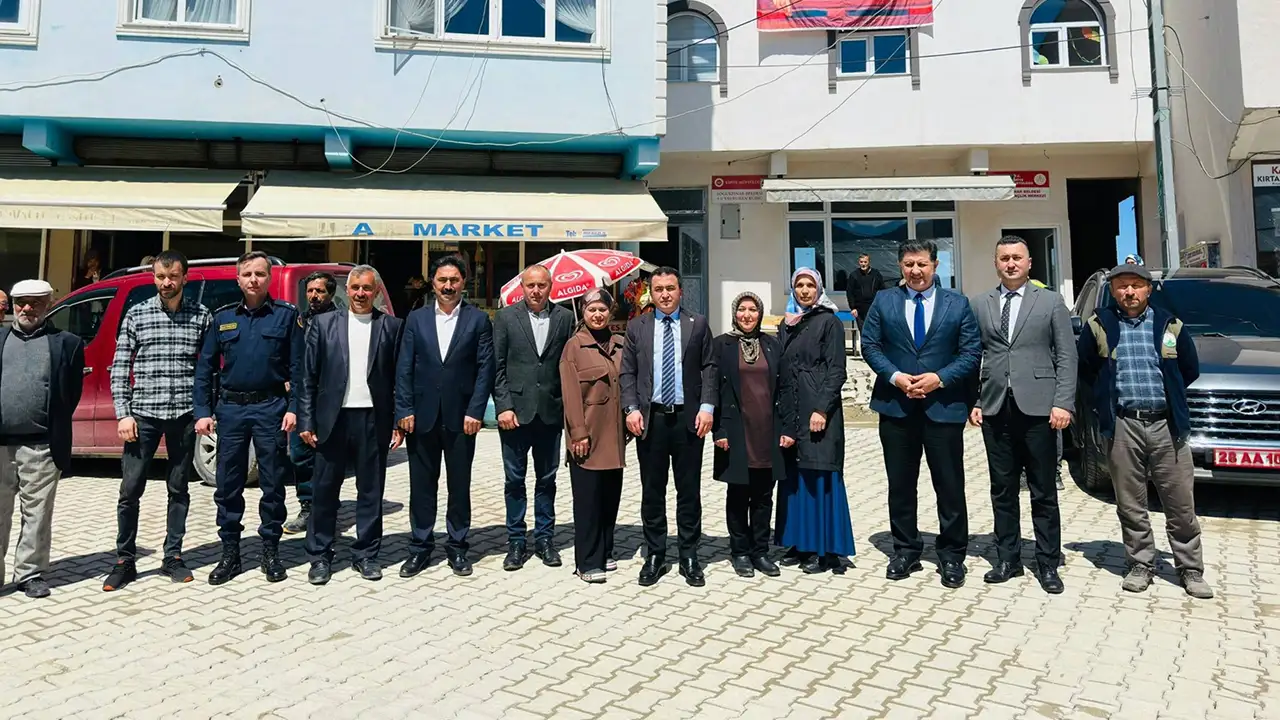 espiyede-ziyaret-ve-anma-programi-kaymakam-sahada-ogrenciler-kabirde