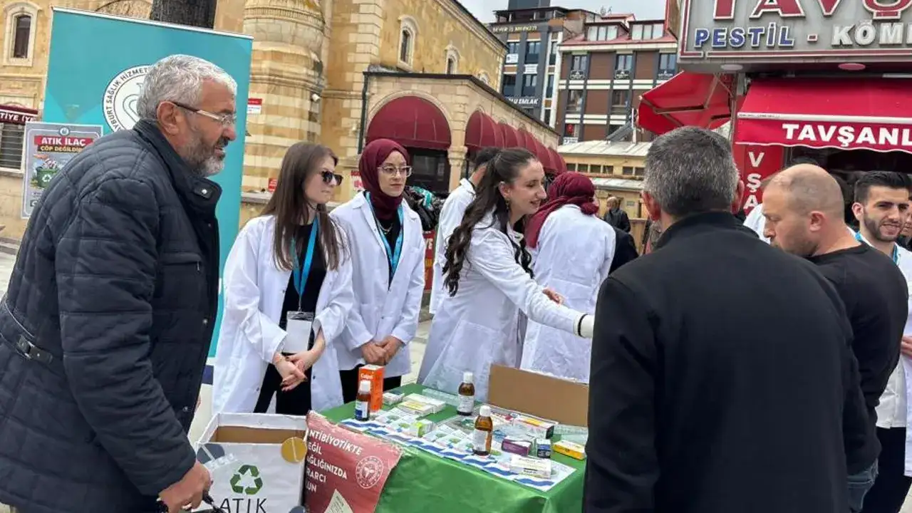 bayburtta-atik-ilaclara-dikkat-cumhuriyet-caddesinde-farkindalik-standi