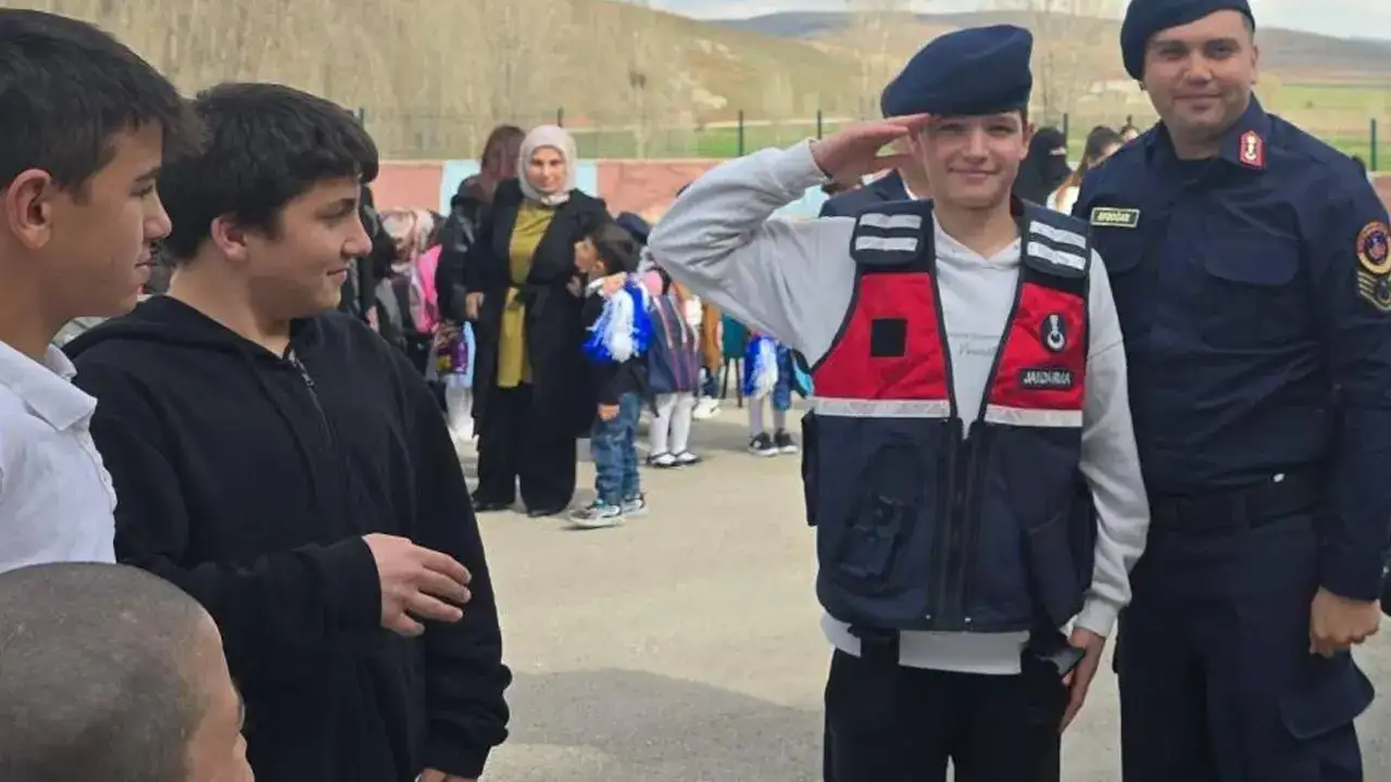 bayburtta-jandarma-cocuklarin-23-nisan-sevincine-ortak-oldu