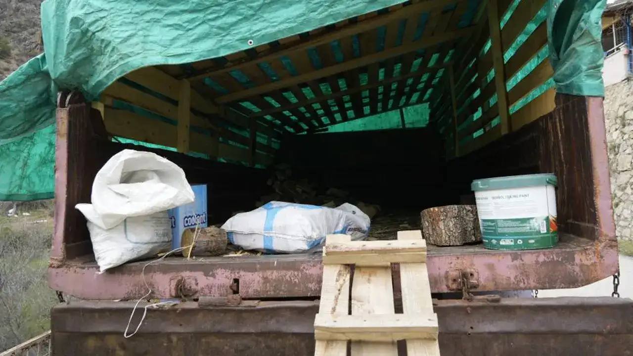 gumushanede-saskina-ceviren-ceza-evinin-onundeki-kamyona-kopru-ihlali