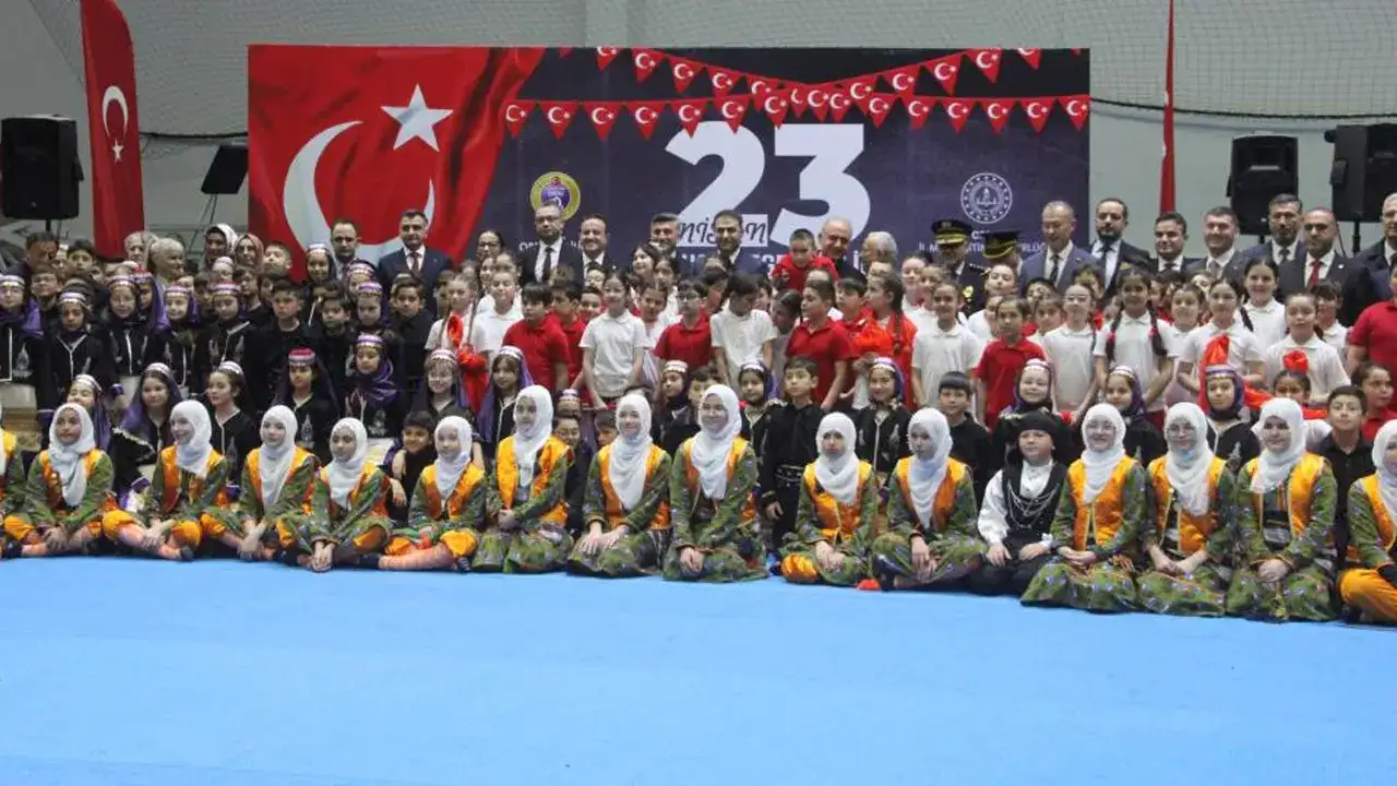 orduda-23-nisan-coskusu-salonda-yasandi