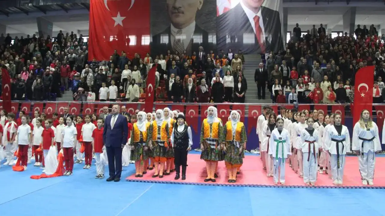 orduda-23-nisan-coskusu-salonda-yasandi