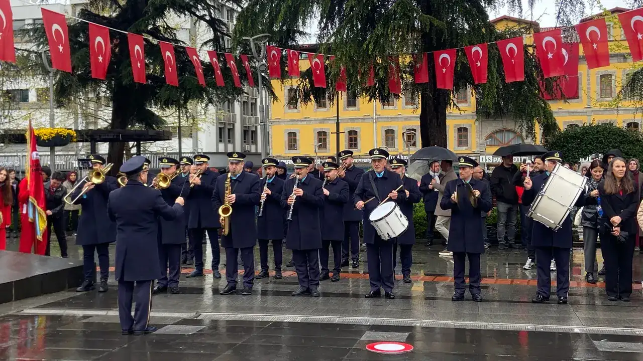 trabzonda-23-nisan-kutlamalari-celenk-toreniyle-basladi