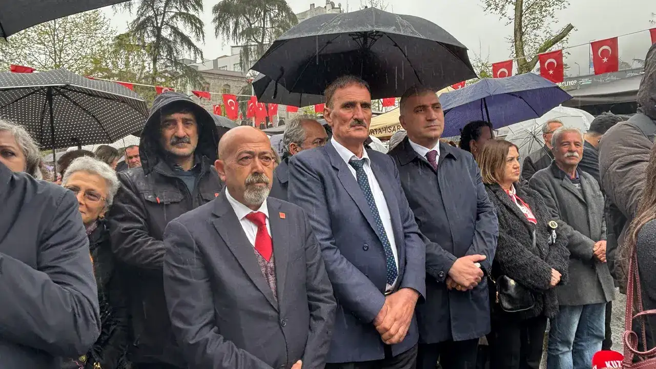 trabzonda-23-nisan-toreni-ataturk-anitina-celenk-sunuldu