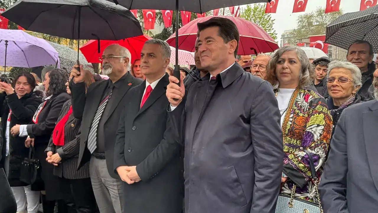 trabzonda-23-nisan-toreni-ataturk-anitina-celenk-sunuldu