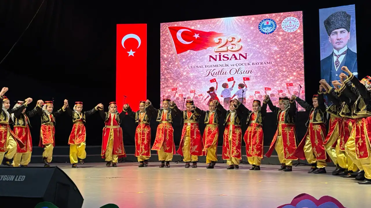 trabzonda-bayram-sevinci-23-nisan-coskuyla-kutlandi