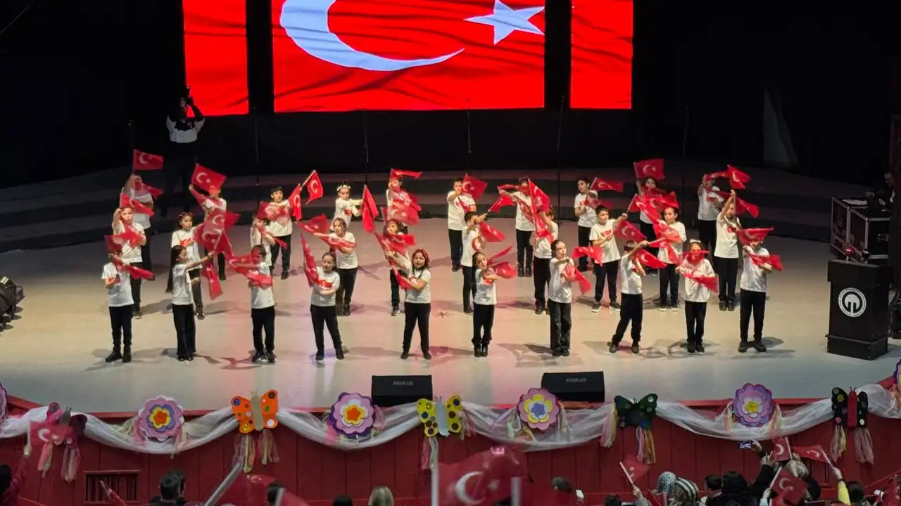 trabzonda-bayram-sevinci-23-nisan-coskuyla-kutlandi