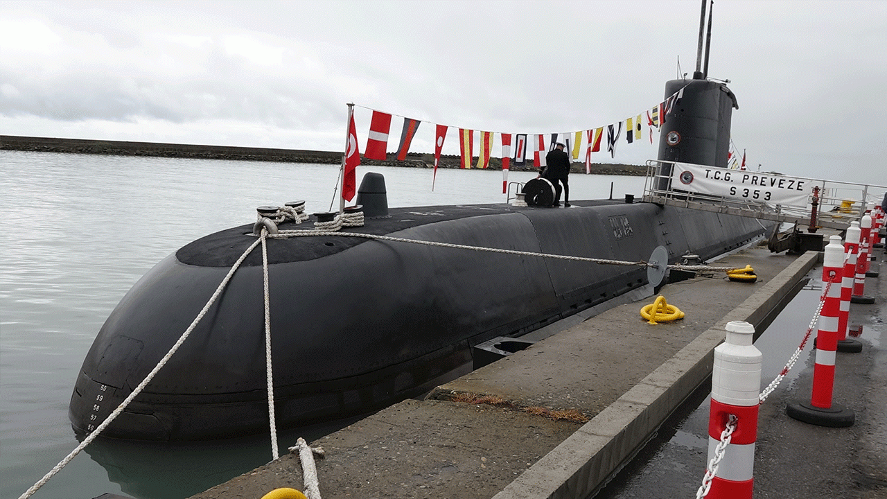 trabzonda-cocuklardan-tcg-preveze-denizaltisina-ilgi