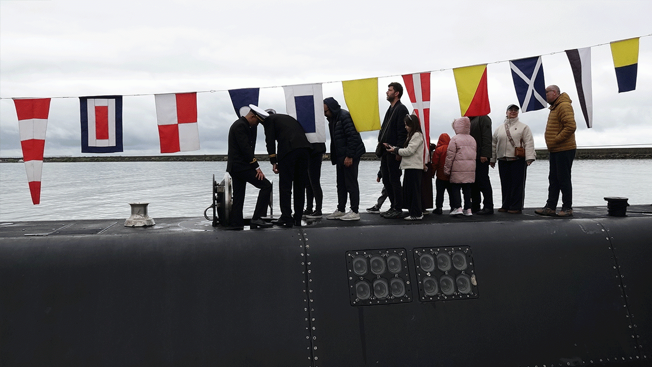 trabzonda-cocuklardan-tcg-preveze-denizaltisina-ilgi