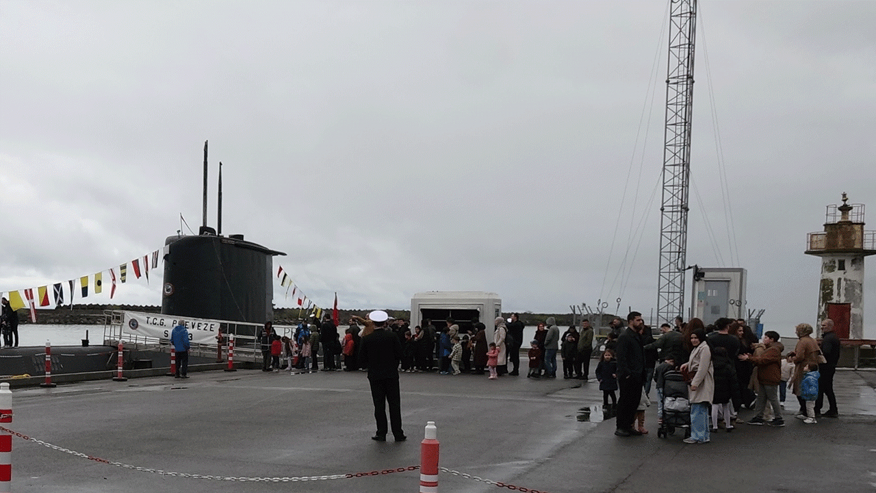 trabzonda-cocuklardan-tcg-preveze-denizaltisina-ilgi