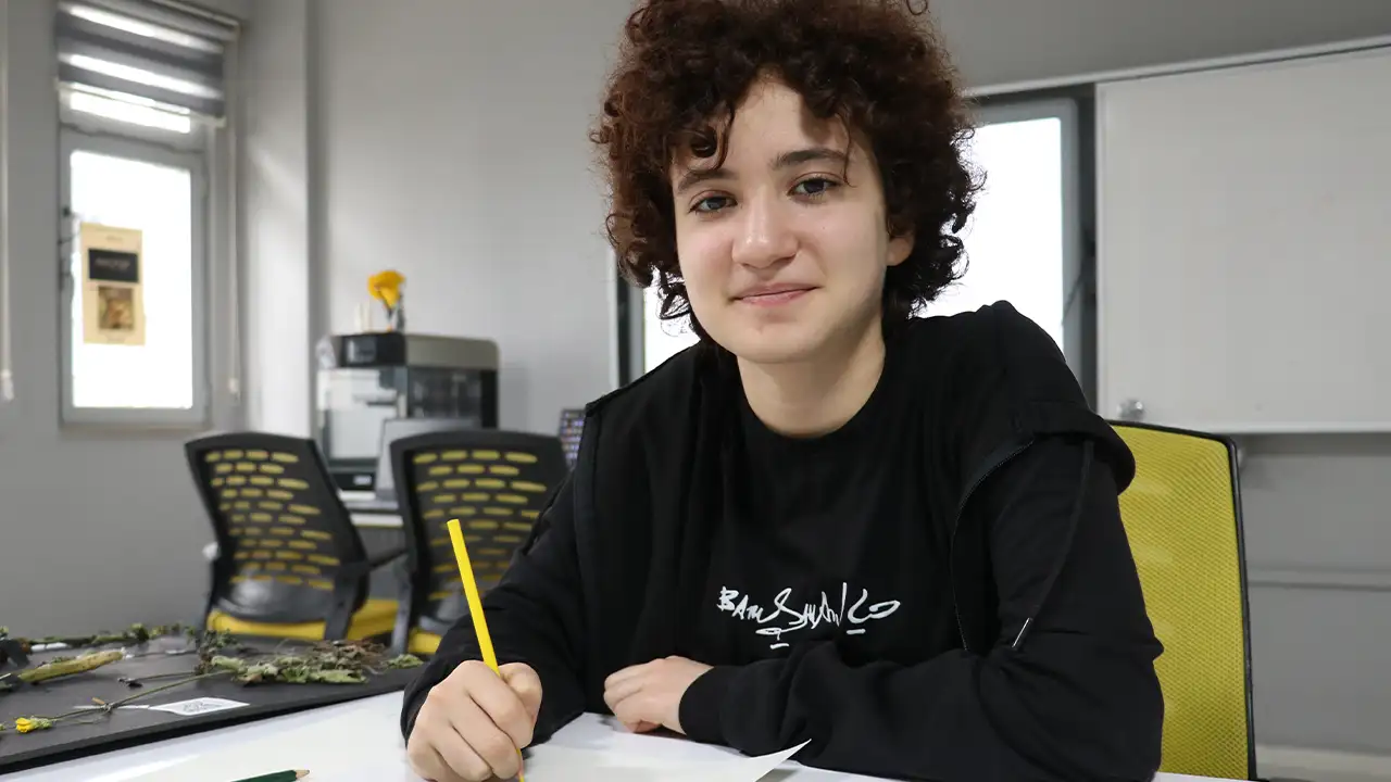 trabzonda-ortaokul-ogrencisi-illustrasyon-teknigiyle-yayla-bitkilerini-dijital-dunyaya-tasidi