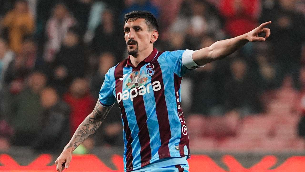 trabzonspordan-pes-pese-paylasimlar-taraftar-kaptan-ve-kahraman-on-planda