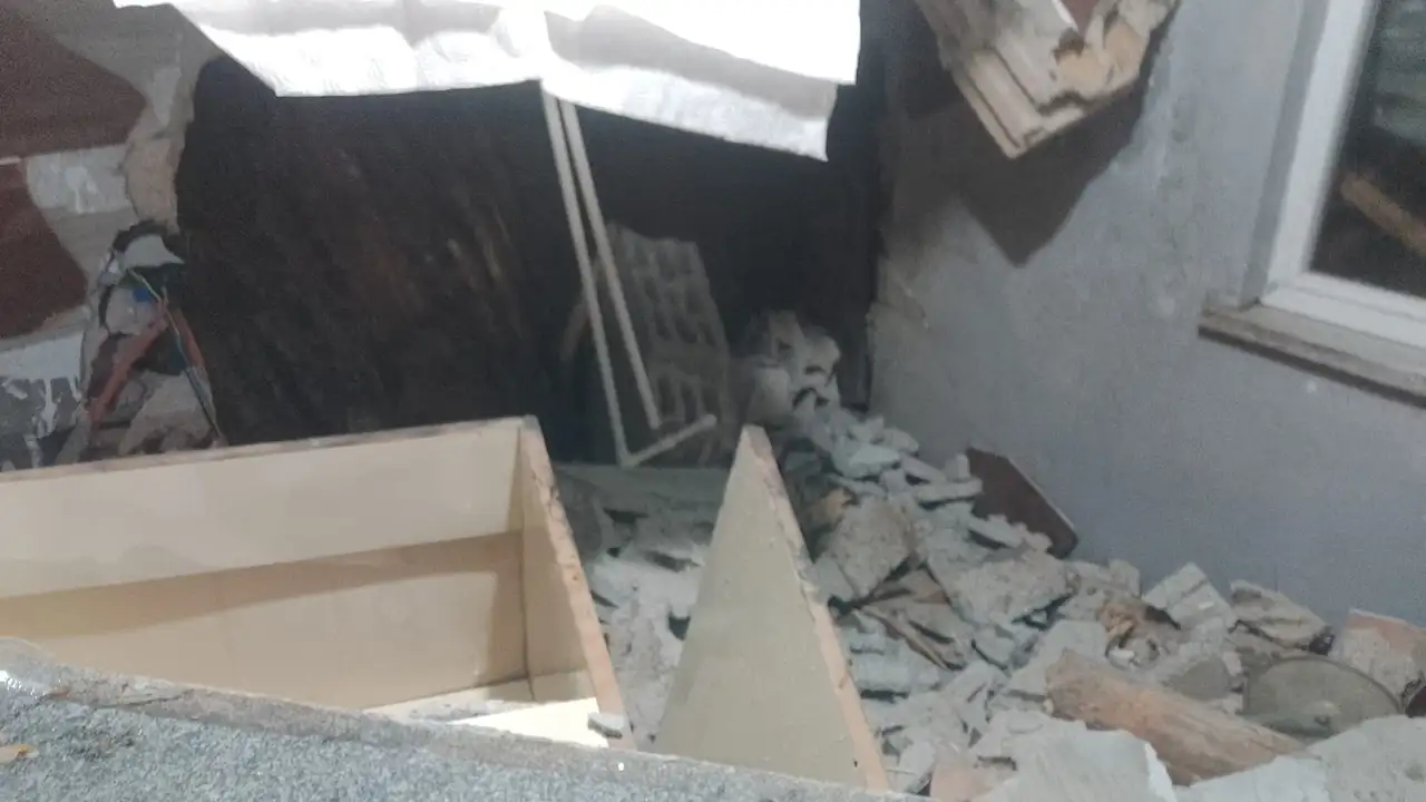 artvinde-gece-korkutan-olay-kaya-parcalari-lojmana-isabet-etti