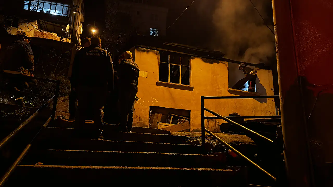 orduda-2-katli-evde-yangin-bina-kullanilamaz-hale-geldi